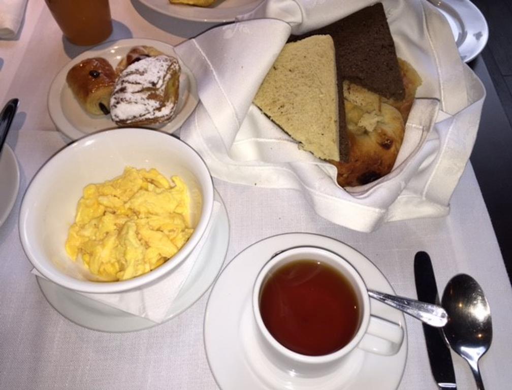 Hotel Regal Pacific Santiago Eksteriør bilde A typical breakfast at the restaurant