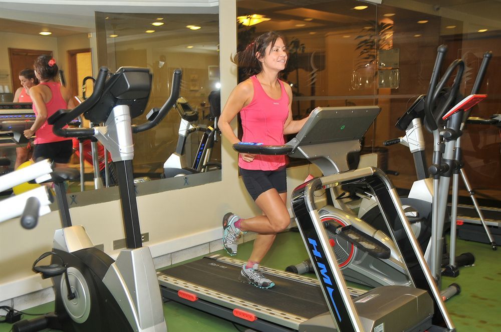 Hotel Regal Pacific Santiago Eksteriør bilde A woman on a treadmill
